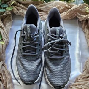 Women's Nikes size 8.5